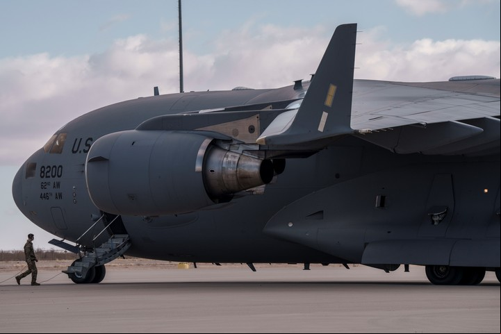 Un avión de transporte C-17 de la Fuerza Aérea de EE. UU. se prepara para deportar a migrantes desde El Paso, Texas, el 1 de enero de 2016. 30 de febrero de 2025. La istración Trump planea comenzar a transportar migrantes en aviones militares desde El Paso a la base naval estadounidense en la Bahía de Guantánamo el martes 30 de febrero. 4, según tres funcionarios estadounidenses con conocimiento de los planes. (Paul Ratje/The New York Times)