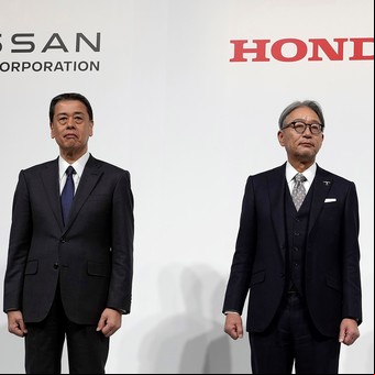 Pese a las dudas, Nissan dice que sigue adelante con la fusión con Honda