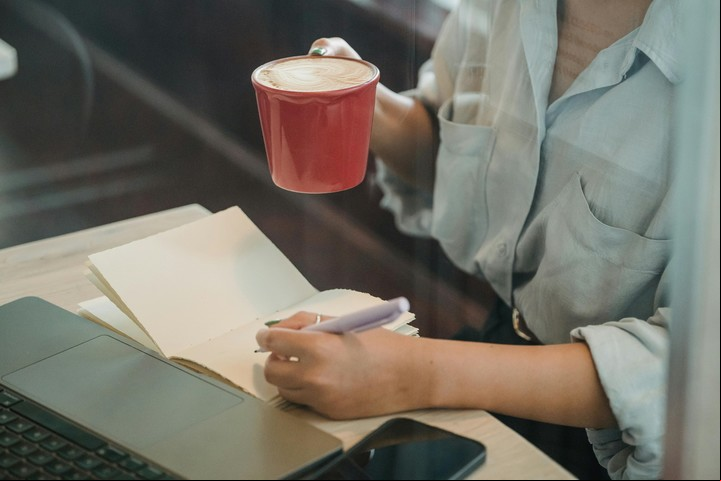 Beber infusiones tibias mejora la circulación sanguínea, favoreciendo la regulación de la temperatura. Foto: Pexels.