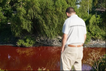 Esto es todo lo que se sabe del arroyo rojo del Conurbano: cuáles son los resultados preliminares de los análisis del agua
