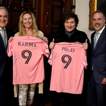 Javier Milei junto a los dueños del Inter de Miami: recibió una camiseta firmada por Messi