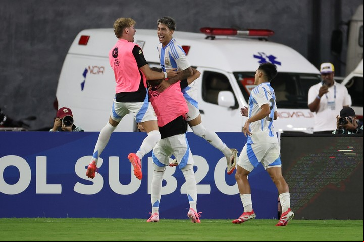 Los jugadores de Argentina celebran un gol ante Uruguay. (EFE/ Miguel Gutiérrez)