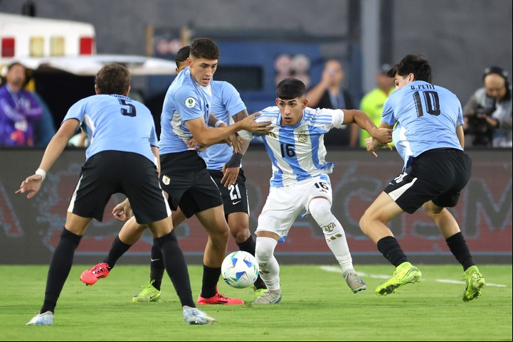 Argentina y Uruguay se enfrentan en el Sudamericano Sub-20. (EFE/ Miguel Gutierrez)
