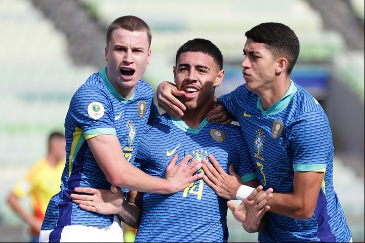 Los jugadores brasileños festejan el gol del triunfo ante Colombia. (EFE/ Ronald Peña)