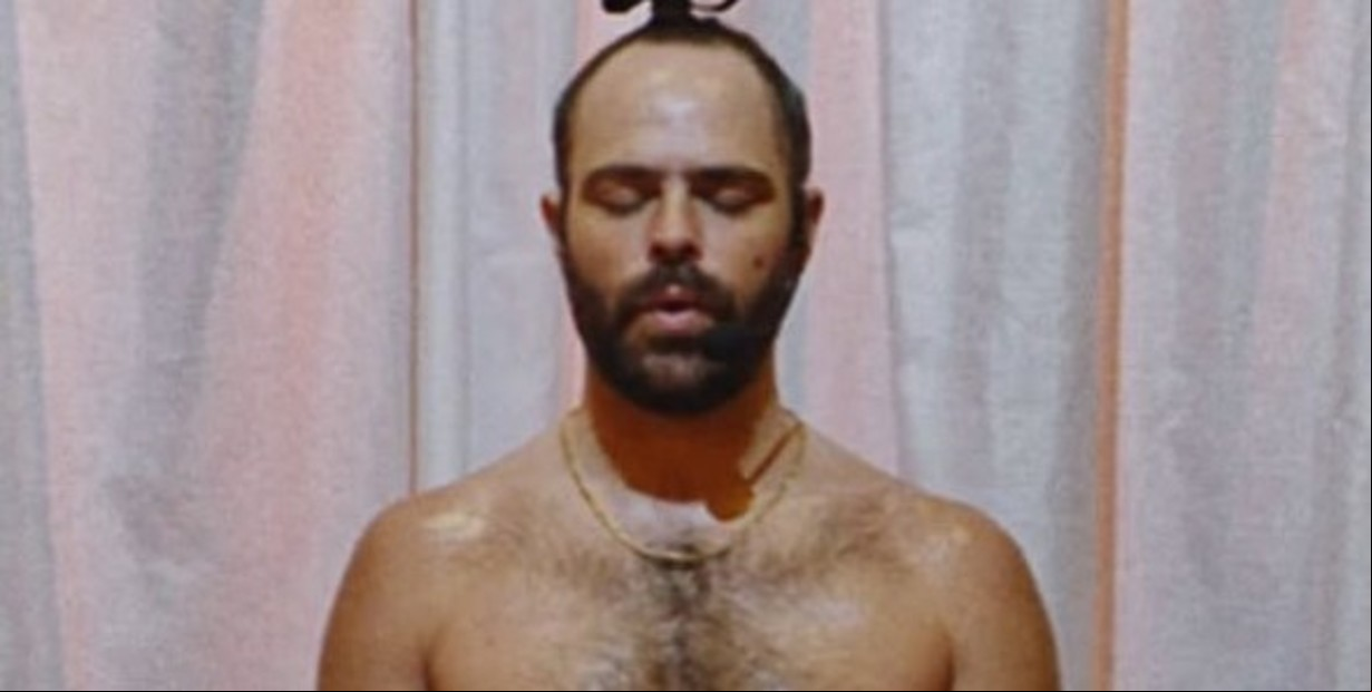Peter Lanzani se sumó al grupo Bandalos Chinos para un video donde es un instructor de yoga semidesnudo