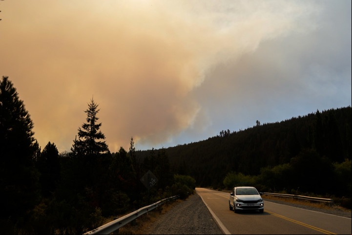 El humo de los incendios en Mallín Ahogado. Foto Euge Neme