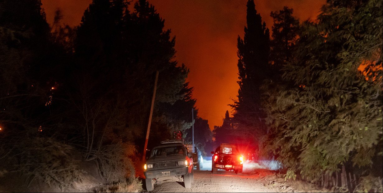 Incendio en El Bolsón: avanza el fuego, crecen los evacuados y un detenido por hacer una fogata en un bosque