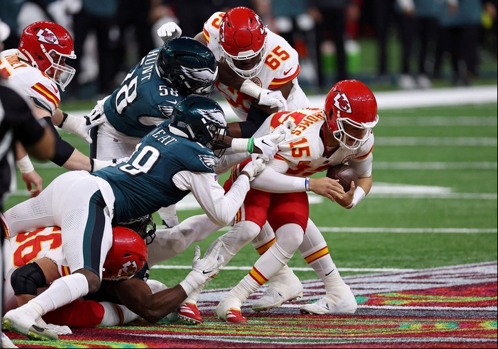 Patrick Mahomes y una noche para el olvido. Foto: Bill Streicher-Imagn Images.