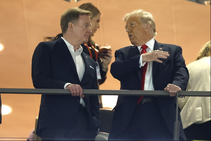 Donald Trump charla con el Comisionado de la NFL, Roger Goodell. Foto: EFE