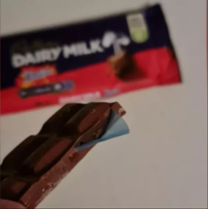 El fragmento de plástico que estaba incrustado en el chocolate (Reddit).