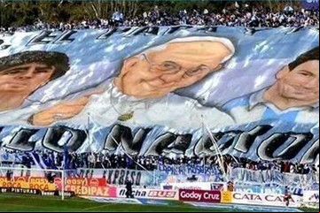 Los mejores trapos del fútbol se pintan en un galpón del Conurbano
