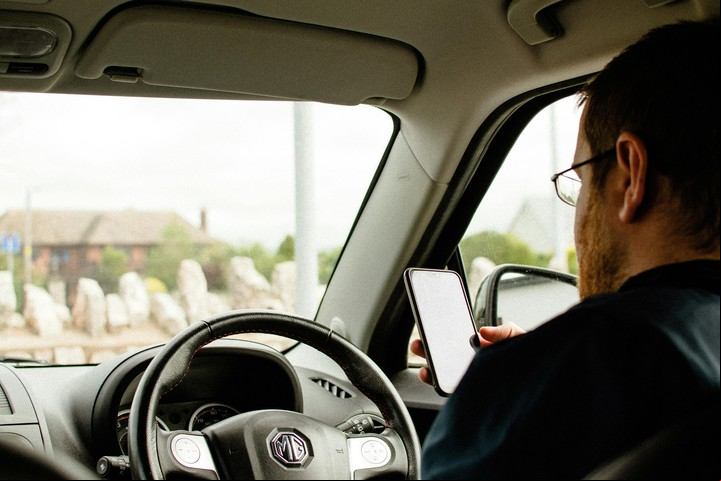 El uso constante de redes sociales y entretenimiento digital genera una dependencia cada vez mayor del celular. Foto: Pexels.