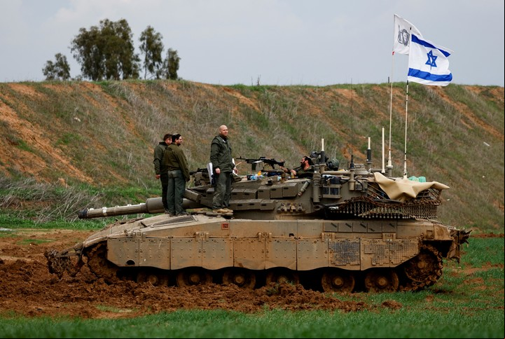 Soldados israelíes, cerca de la frontera con Gaza, este martes. Foto: REUTERS
