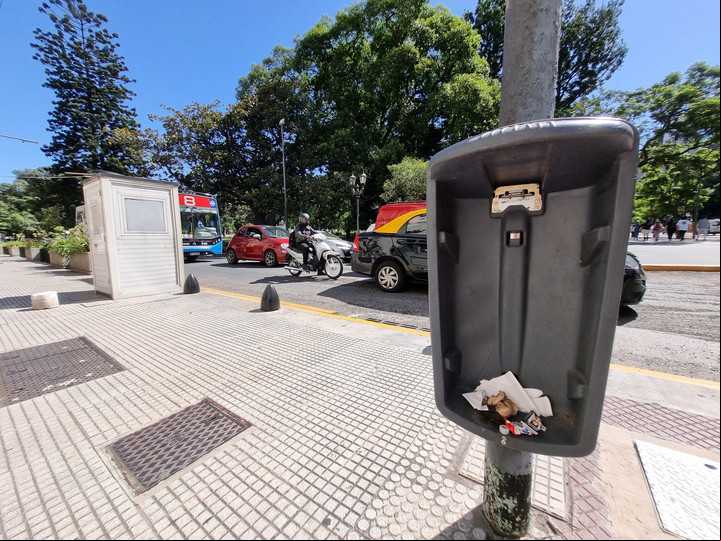 Los cestos basureros arrancados en la calle. Libertad, entre Córdoba y Paraguay.
Foto: Emmanuel Fernández.