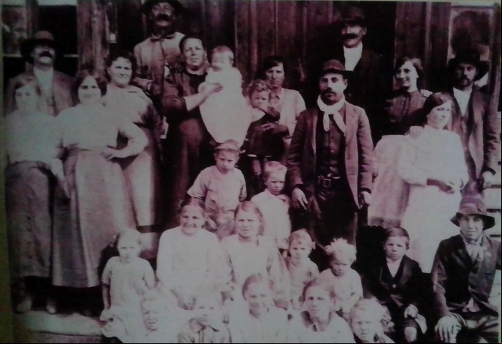Félix Goye, de pie a la derecha, y su parentela. Por la cantidad de , los Goye eran la familia mas relevante de Colonia Suiza. Foto: Alexa Storti