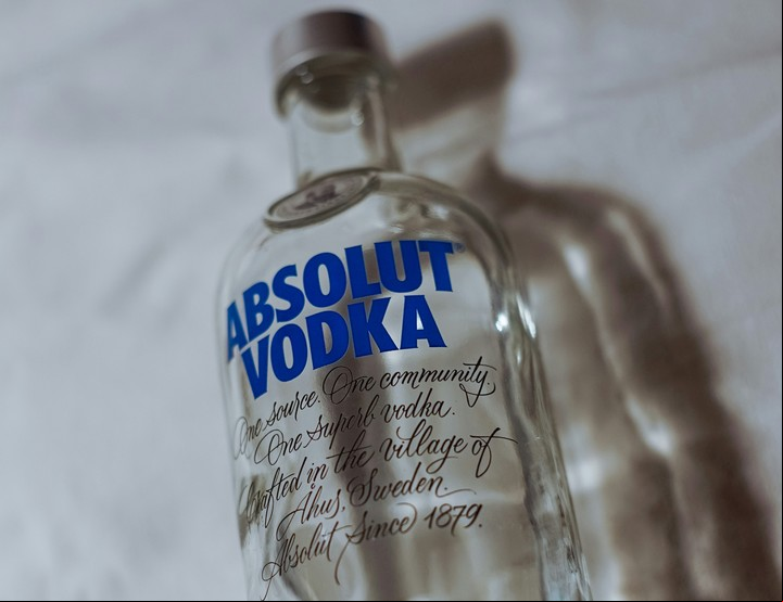 Un enjuague con agua caliente y limón deja las botellas libres de grasa y residuos. Foto: Unsplash.