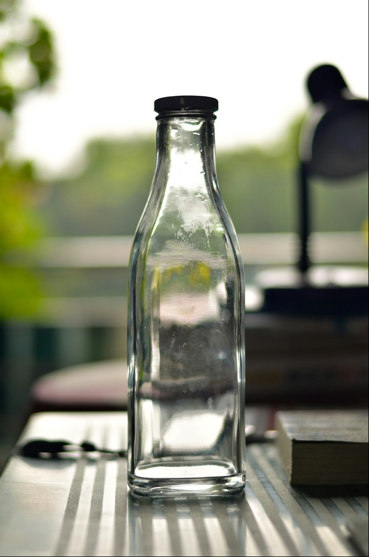 Mantener las botellas limpias prolonga su vida útil y reduce el impacto ambiental. Foto: Unsplash.