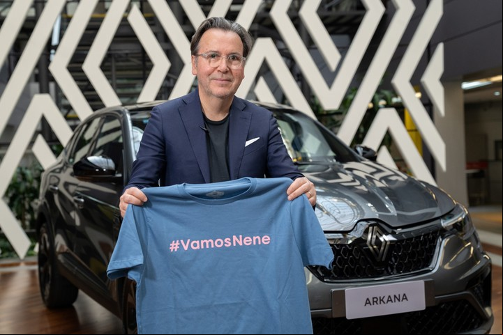 Arnaud Belloni, director global de marketing del Grupo Renault, con la remera #vamosnene.