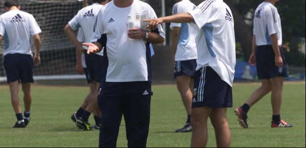 Una figura de Uruguay reveló un diálogo con Bielsa que reavivó una vieja polémica: "Un día Marcelo me dijo 'mirá que Riquelme no jugaba conmigo'"