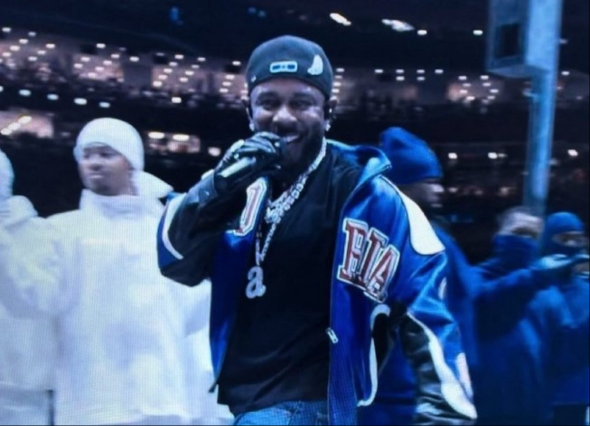 El viral momento de Lamar durante su presentación en la Super Bowl 2025, el pasado 9 de febrero, cuando miró fijo a la cámara y se dirigió abiertamente a Drake. Foto: Instagram vía @kendricksworld