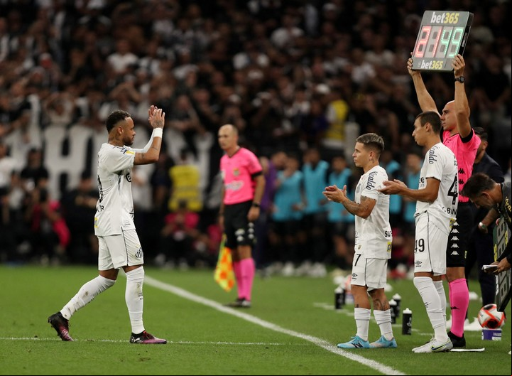 Neymar salió reemplazado en el segundo tiempo entre abucheos. Foto: REUTERS/Carla Carniel.