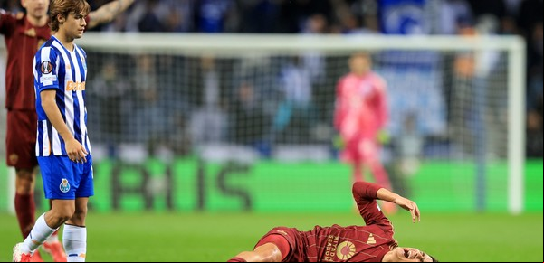 Lesión y preocupación para Paulo Dybala: el argentino Varela le pegó una patada que lo sacó de la cancha en la Europa League