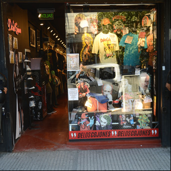 Viajes de compras y atractivo para la clase media en crisis en la avenida Avellaneda, el polo textil del que desalojaron manteros