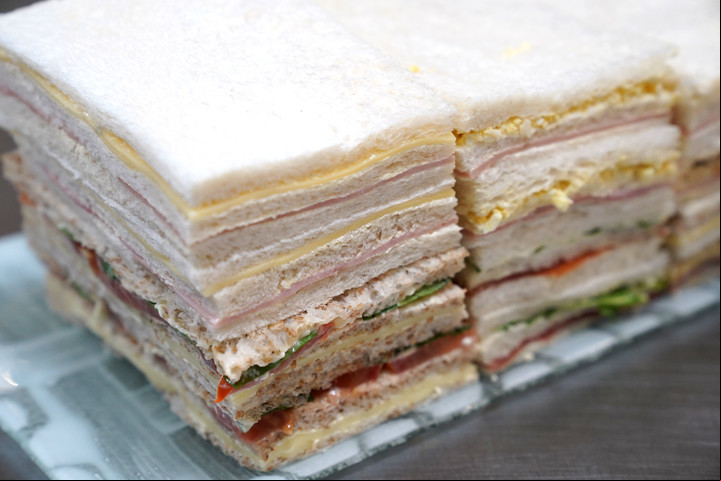 Sándwiches de miga bien grandes de La Vicente López. Foto: Adami.