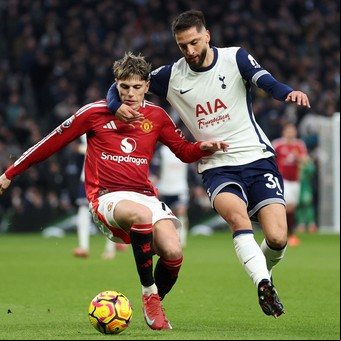 Garnacho se perdió un gol increíble, el Manchester United cayó ante Tottenham y quedó a tres puestos del descenso