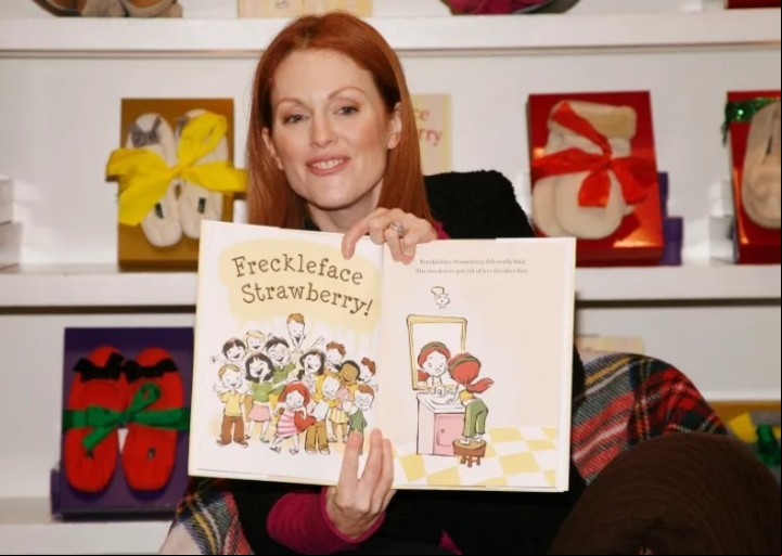 Julianne Moore, con su libro infantil Freckleface Strawberry (Cara de fresa pecosa en castellano).