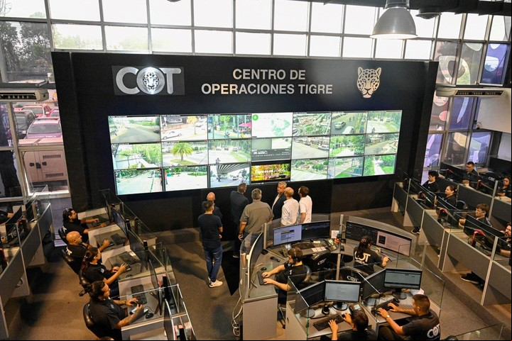 El Centro de Operaciones Tigre cuenta con un sistema de monitoreo de más de 2.000 cámaras de seguridad y distintas herramientas tecnológicas que permiten una respuesta rápida y efectiva a las emergencias.