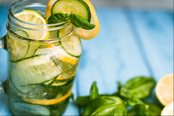 Podés usarla en infusiones, postres y hasta en tragos refrescantes como el mojito. Foto: Shutterstock.