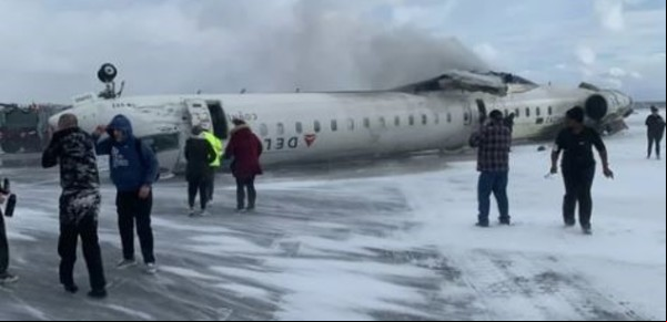 Video: el momento exacto en el que se estrella el avión en Toronto y queda dado vuelta sobre la pista