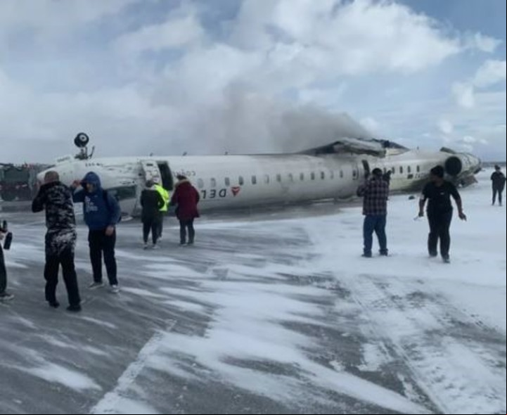 Ocho personas, entre ellas un niño, heridos en e avión Delta en Toronto.