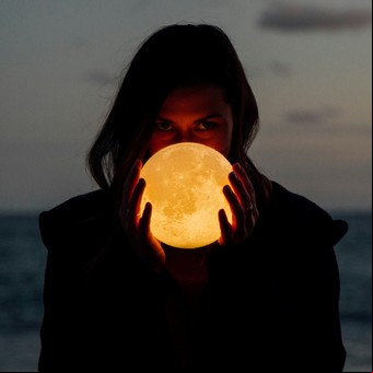 Luna llena de febrero 2025: estos serán los 5 signos que se cargarán de energía positiva