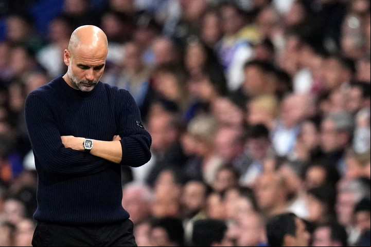 "Había un patetismo terrible en la imagen de Pep Guardiola al borde de su área técnica", describe The Guardian. Foto de AP