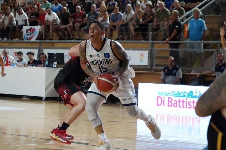 La fidelidad a una camiseta en la Liga Nacional de Básquet: Pedro Barral (Obras Sanitarias); Jonatan Slider (Argentino de Junín); Juani Brussino (Quimsa de Santiago del Estero); Facundo Vázquez (Platense); Tomás Spano (Ferro Carril Oeste); Facundo Pascolatt (Zárate Basket); y Franco Méndez (San Martín de Corrientes).