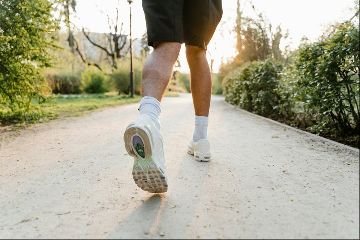 Caminar 10.000 pasos equivale a recorrer entre 70 y 80 cuadras. Foto: Pexels.