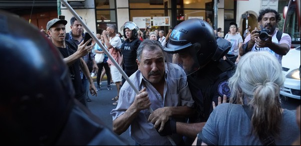 Incidentes en la marcha de los jubilados al Congreso: dos detenidos y dos policías heridos