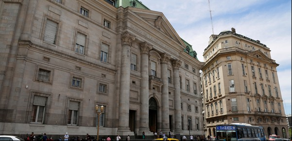 Banco Nación: por qué será una sociedad anónima, qué pasa con los clientes y cómo será la transición 