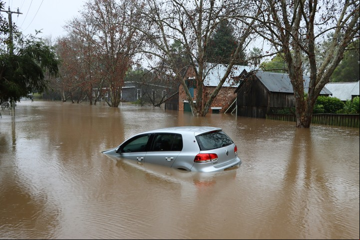 Los seguros suelen cubrir granizo, caída de árboles y mampostería, pero no siempre inundaciones. Foto: Unsplash.