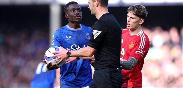 Manchester United reaccionó a tiempo y rescató un empate ante Everton, aunque sigue hundido en la tabla de la Premier League
