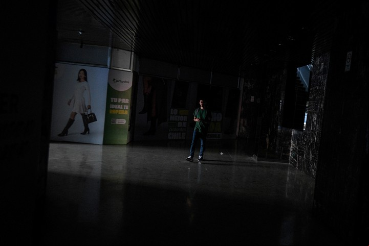 Un centro comercial a oscuras en Santiago de Chile, debido al gigantesco apagón que dejó sin luz a casi todo el país. Foto Xinhua