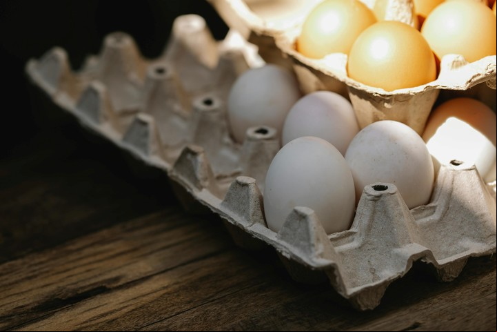 Conservar huevos sin cuidados puede generar riesgos alimentarios. Foto: Pexels.