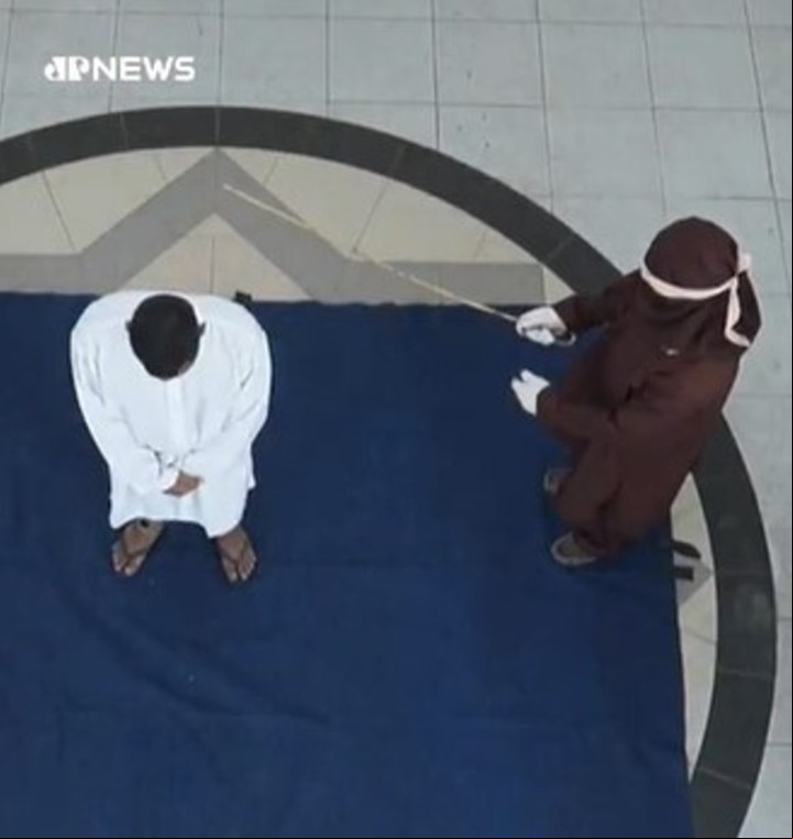 El momento exacto en que un hombre es castigado por ser homosexual en Indonesia. Captura video X @JovemPanNews