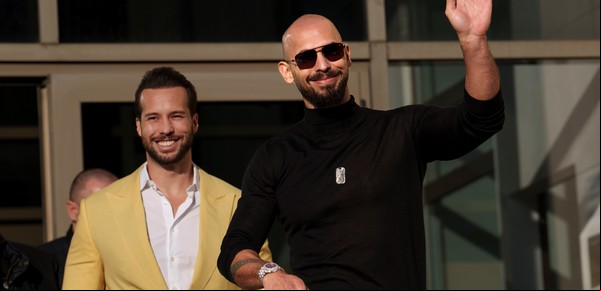 El polémico influencer Andrew Tate dejó Rumania dos años después de su arresto por explotación sexual