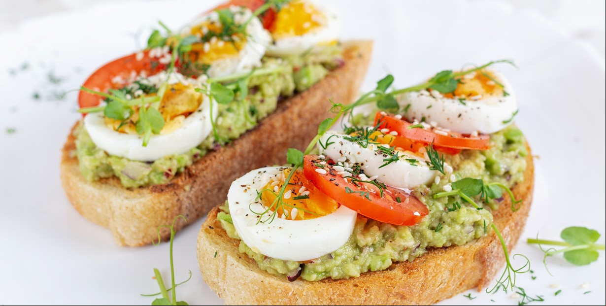 Receta de Avocado toast con huevo duro y tomate