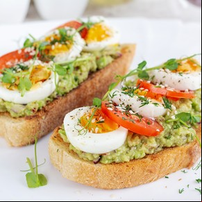 Avocado toast con huevo duro y tomate