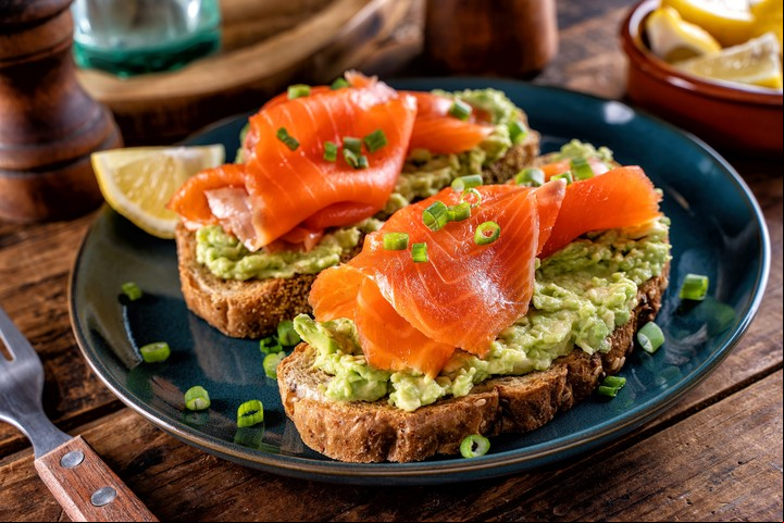 Avocado toast con salmón ahumado. Foto: Shutterstock