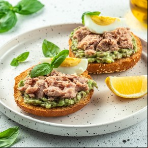 Avocado toast con atún 